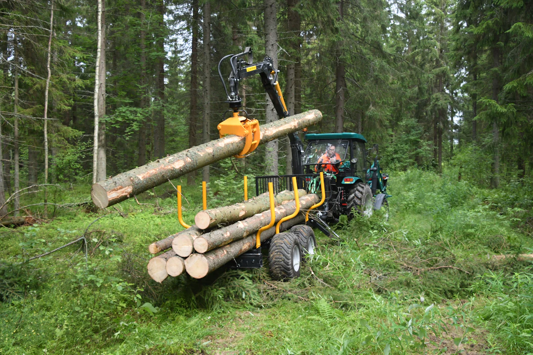 Tuulenkaatojen keruussa kapea yhdistelmä toimii erityisen hyvin.