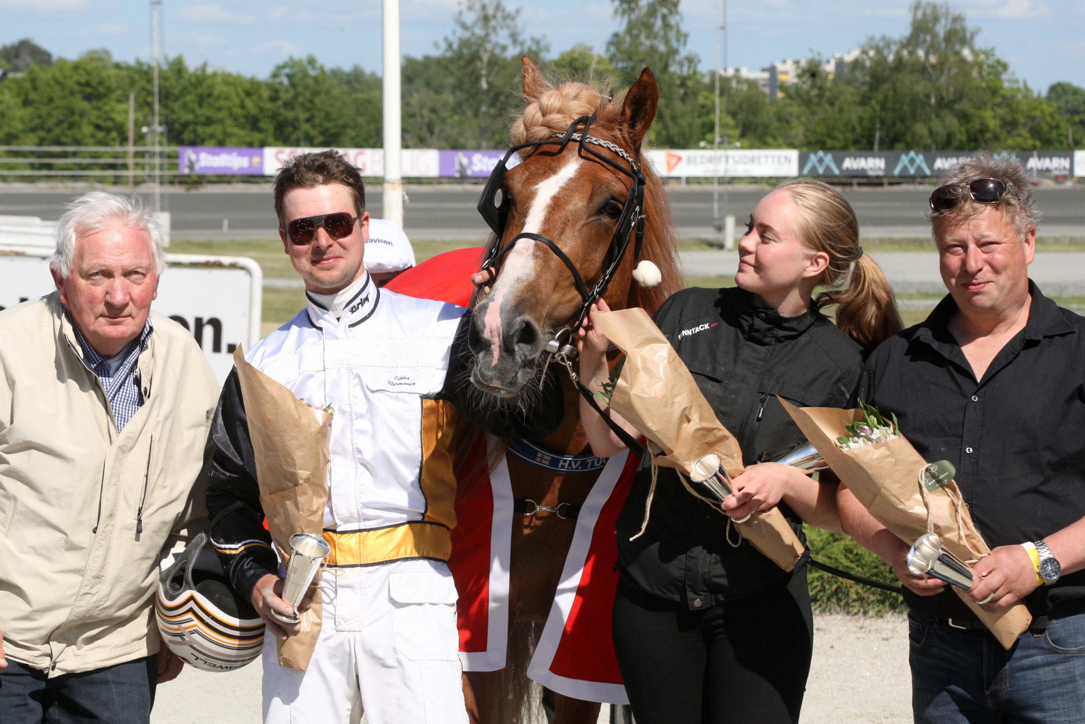 H.V. Tuuri voitti sunnuntaina Alm Svartenin muistolähdön Oslossa. Norjalaisori Alm Svarten juoksi urallaan 9,5 miljoonaa kruunua palkintorahoja ja voitti Elitkampenin kolmesti peräkkäin vuosina 1986-1988. Onnittelemassa oli Alm Svartenin omistaja-valmentaja Knut Alm (vas.). Juhlinnan kohteina H.V. Tuurin lisäksi olivat ohjastaja Iikka Nurmonen, hoitaja Tiina Turunen ja valmentaja Ossi Nurmonen. 