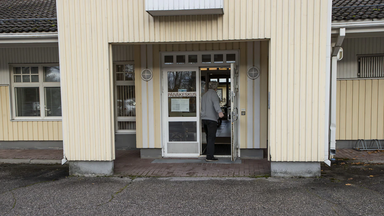 Usein samat ihmiset istuvat kunnissa ja aluevaltuustoissa päättämässä palveluista ja niiden sijannista.