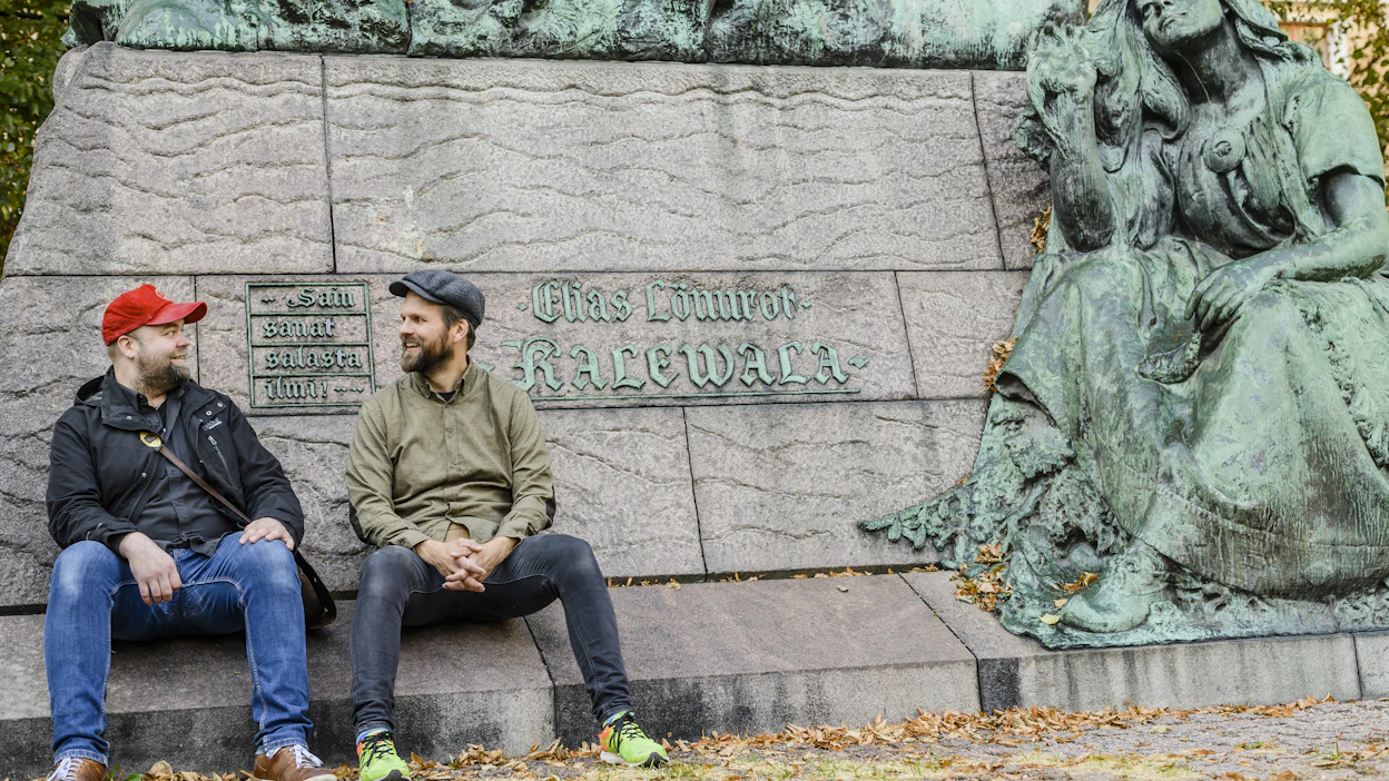 Pauli Hokkanen ja Tuomas Eriksson tutustuivat toisiinsa Tampereen musiikkielämässä. He uskovat, että lasten sananmuunnoskirjalle on paikkansa. Vanhat vitsikirjat tai sananmuunnokset ovat olleet osin jopa rasistisia tai liian aikuisten maailmaa, miehet tuumivat. Uuden lastenkirjan lopussa on myös osio, joka on ehdottomasti aikuisilta kielletty, he paljastavat.