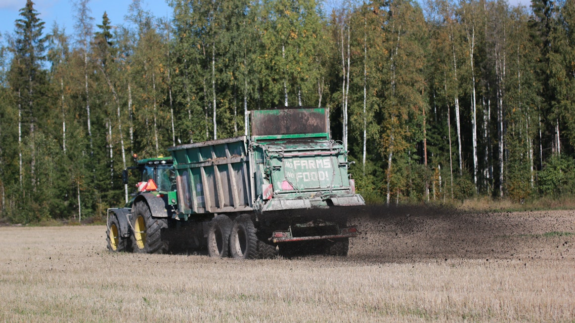 Maanparannuskuidun levitys onnistuu kuivalannan levityskalustolla. Kompostoitua ravinnekuitua levitettiin Tuusulassa syksyllä 2021. 