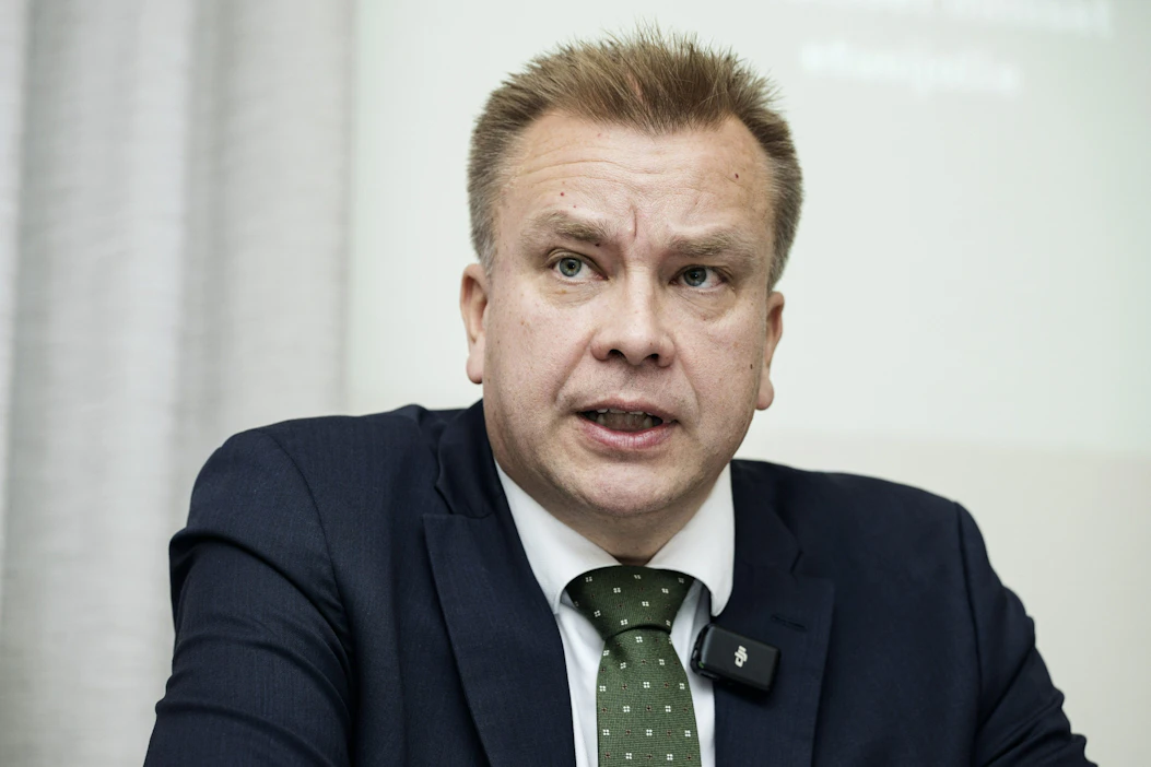 Keskustan puheenjohtaja Antti Kaikkonen sanoo STT:n haastattelussa, että nykyinen rahoitusjärjestelmä ei ole ennustettava tai kannustava. LEHTIKUVA / Roni Rekomaa.