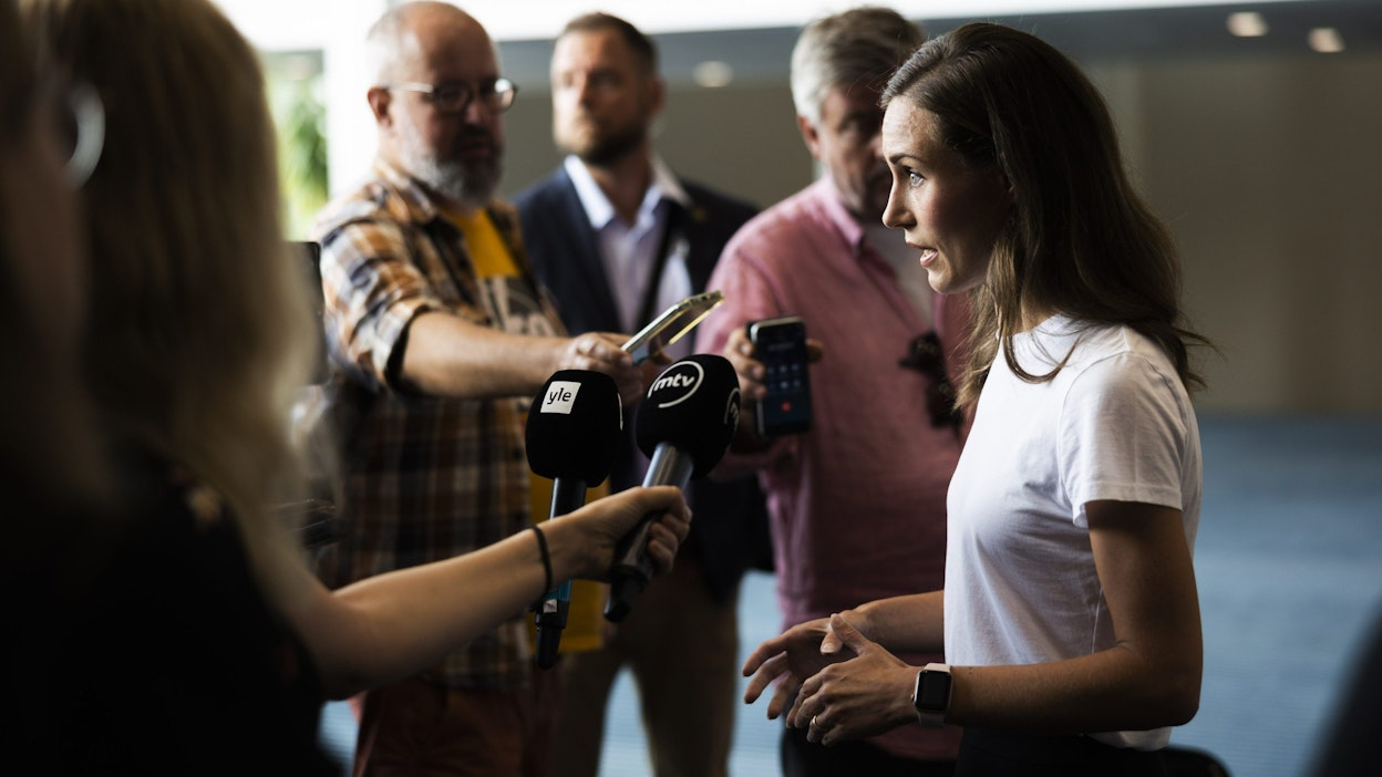 Poliitikot voivat tulevaisuudessa jakaa raflaavampaa sisältöä sosiaalisen median kanavilleen, arvioi tutkija. Kuvassa pääministeri Sanna Marin (sd.). tiedotustilaisuudessa sosiaalidemokraattisen eduskuntaryhmän kesäkokouksen yhteydessä Kuopiossa. LEHTIKUVA / Matias Honkamaa.