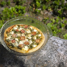 Villi suomalaismuunnelma klassisesta feta-­pinaattipiirakasta sopii myös juhlapöydän suolaiseksi tarjottavaksi.