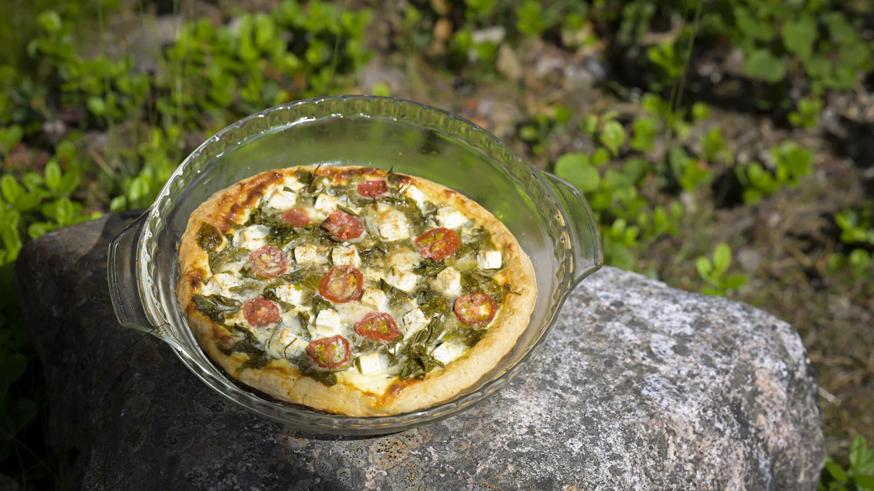 Villi suomalaismuunnelma klassisesta feta-pinaattipiirakasta sopii myös juhlapöydän suolaiseksi tarjottavaksi.