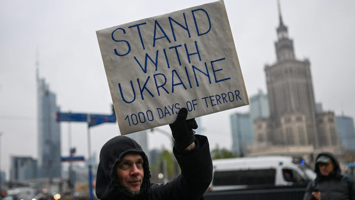 Venäjän hyökkäyssodan alkamisesta Ukrainaan tuli sunnuntaina kuluneeksi 1 000 päivää. Ukrainaa tuettiin mm. Varsovassa. LEHTIKUVA/AFP.