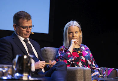 Pääministeri Petteri Orpo (kok.) ja valtiovarainministeri Riikka Purra (ps.) ovat sekä läheiset yhteistyökumppanit, että kovia poliittisia kilpailijoita.