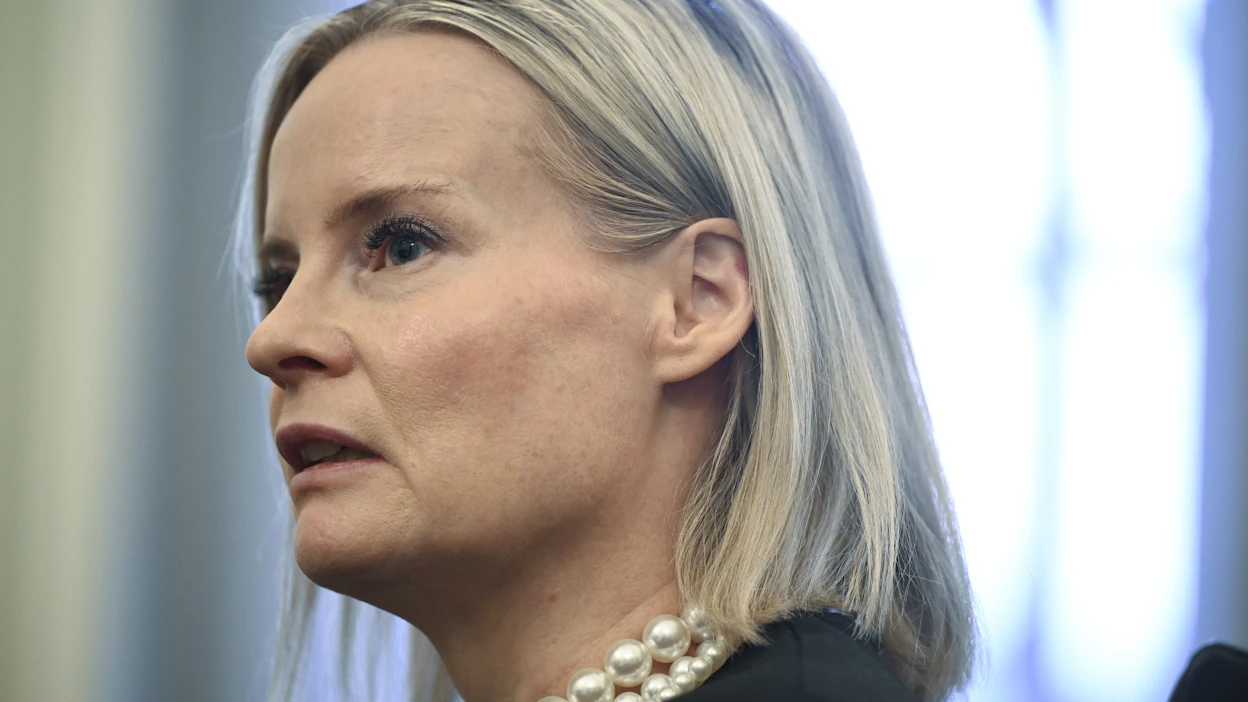 Valtiovarainministeri Riikka Purra sanoo, että ensi kaudelle tarvittavan sopeutuksen osalta 10 miljardia euroa vaikuttaa olevan ehdoton minimi. ANTTI AIMO-KOIVISTO / LEHTIKUVA.