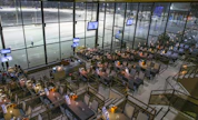 Valtaosa Suomen raviradoista on rakennettu 1970- ja 1980-luvuilla, ja katsomorakennukset ovat usein nykytarpeisiin ylimitoitettuja. Kuva Vermon raviradalta.