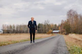 Markku Mantila palasi lapsuusmaisemiinsa Tahkonevantielle, johon myös hänen Peräseinäjoki-romaanitrilogiansa päättyy. Päätösosassa Mantilanmäen värikkäät hahmot puntaroivat ikääntyessään tekemiään valintoja. 57-vuotias Mantila sanoo itsekin tekevänsä jonkinlaista tilinpäätöstä eletystä elämästä.