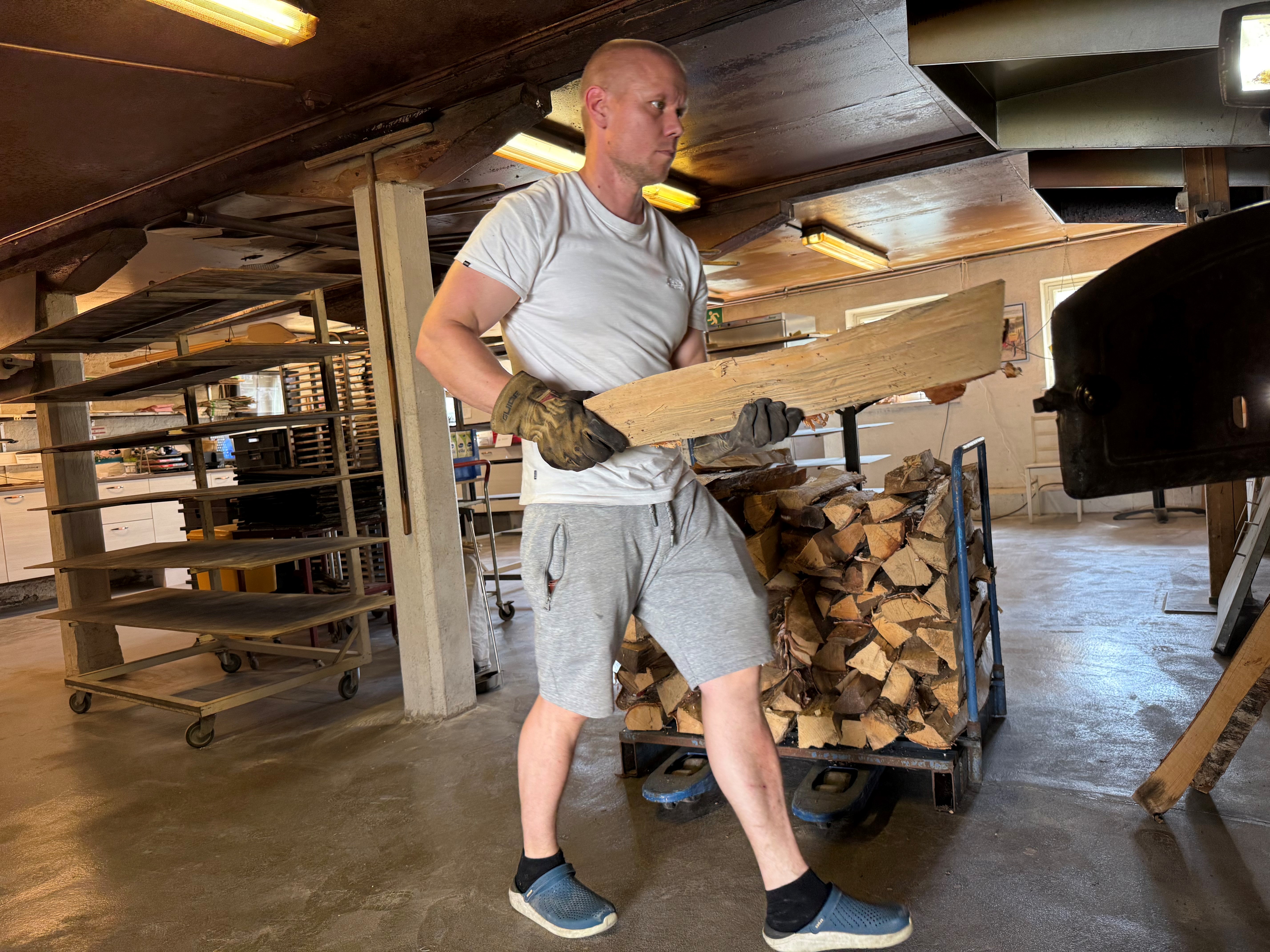 Halkoa uuniin. Poliisina työskentelevä Ari Vainio lämmitti viime tiistaina kolme uunia 260 asteisiksi seuraavan päivän tarpeisiin. 