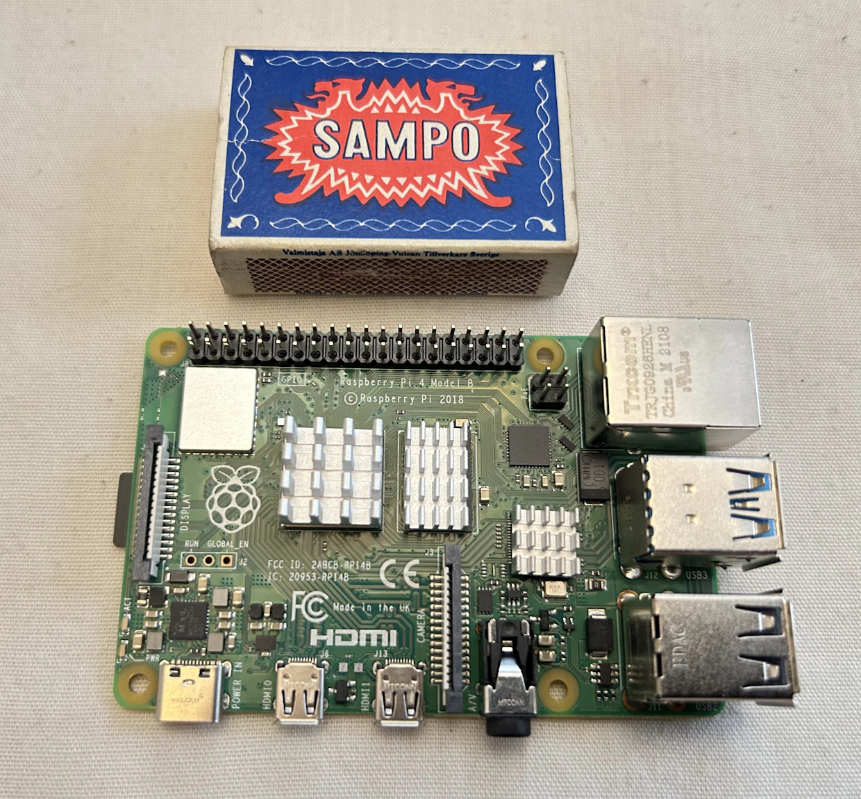 Talossani automaatiojärjestelmän sydän on pieni Raspberry Pi -tietokone, joka on liitetty kodin nettireitittimeen. Jatkuvasti päällä oleva laite kuluttaa sähköä noin 10 wattia, eli saman verran kuin pieni led-lamppu.