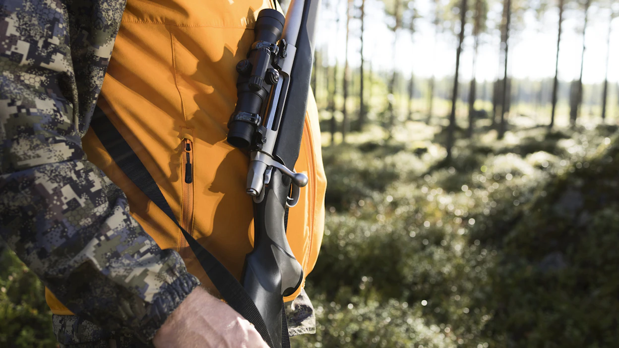Keski-ikäinen nainen kuoli Savitaipaleella metsästyksessä ammutun laukauksen aiheuttamaan ampumavammaan. Aihekuva, kuvan henkilö tai ase eivät liity tapaukseen.