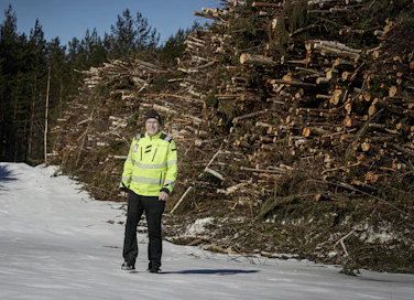 Tienvarsilla kasvaa energiaa. Jukka Koivumäki haluaa laajentaa Keski-Suomessa, Savossa ja osin Pirkanmaalla kokeillun tienvarsien reunapuuston poiston valtakunnalliseksi toimintamalliksi.