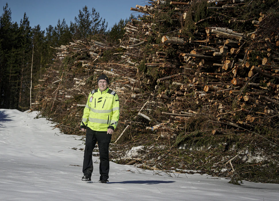 Tienvarsilla kasvaa energiaa. Jukka Koivumäki haluaa laajentaa Keski-Suomessa, Savossa ja osin Pirkanmaalla kokeillun tienvarsien reunapuuston poiston valtakunnalliseksi toimintamalliksi.
