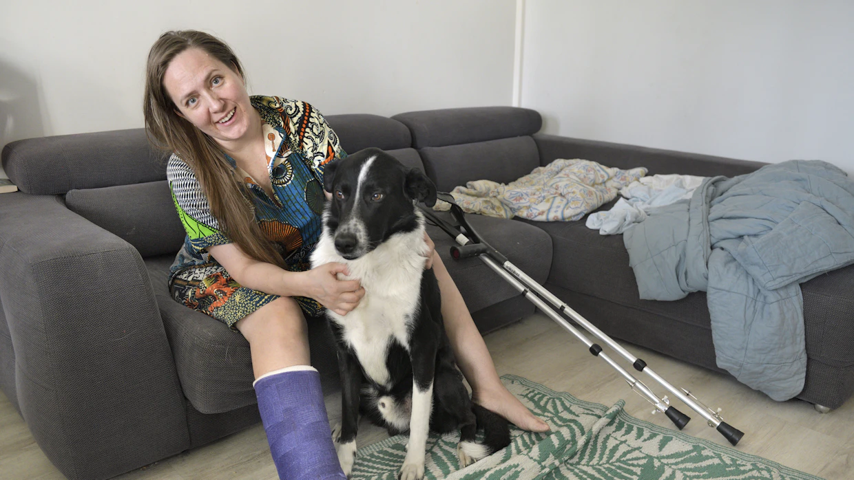 Istuminen onnistuu jo pientilalliselta Karoliina Löytyltä, mutta makuuasento on silti paras. Sekarotuinen paimenkoira Filo haki emännältään rapsutuksia.
