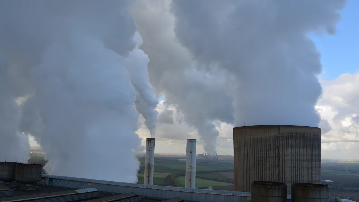 Sähkön ja energian teko kivihiilellä tuottaa paljon päästöjä. Kuvassa ruskohillikaivos Saksassa.