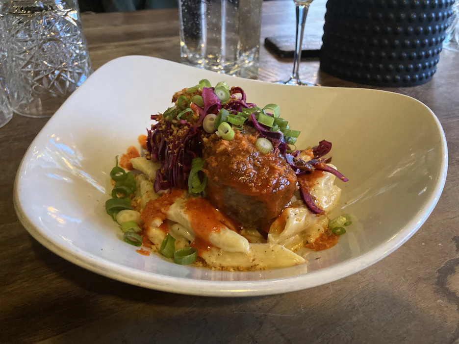Lihapulla mac & cheese & chili ”sås” -annos oli sopivan juustoinen ja tarjosi herkullisia makuja, juuri oivallinen lounas tammikuun pakkaskeleillä.