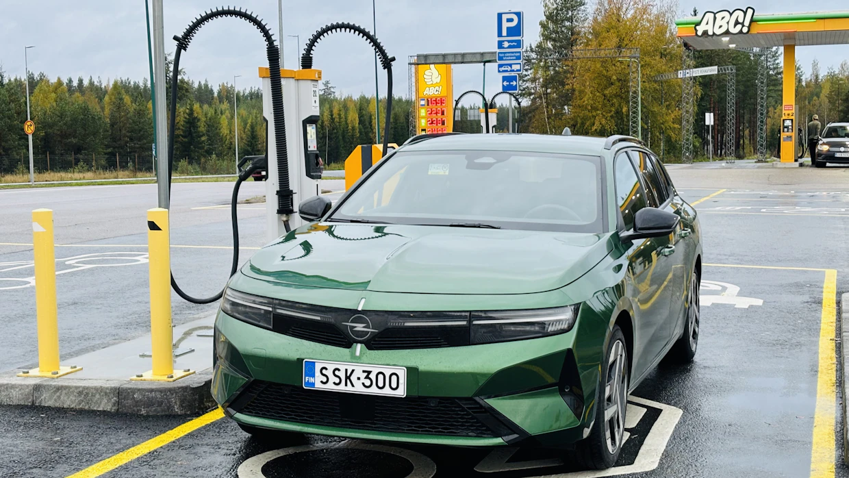 Hyvissä olosuhteissa Astran saa ladattua 80 prosenttiin puolessa tunnissa.