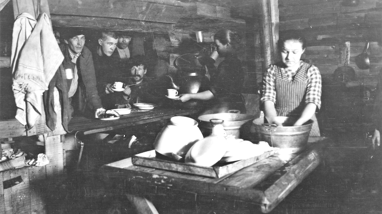 Elämänluukulla parveilee jätkiä, ja santsikupin lisäksi heitä kiinnostaa ehkä jokin muukin Rovaniemen Ylä-Säynäjällä vuonna 1923.