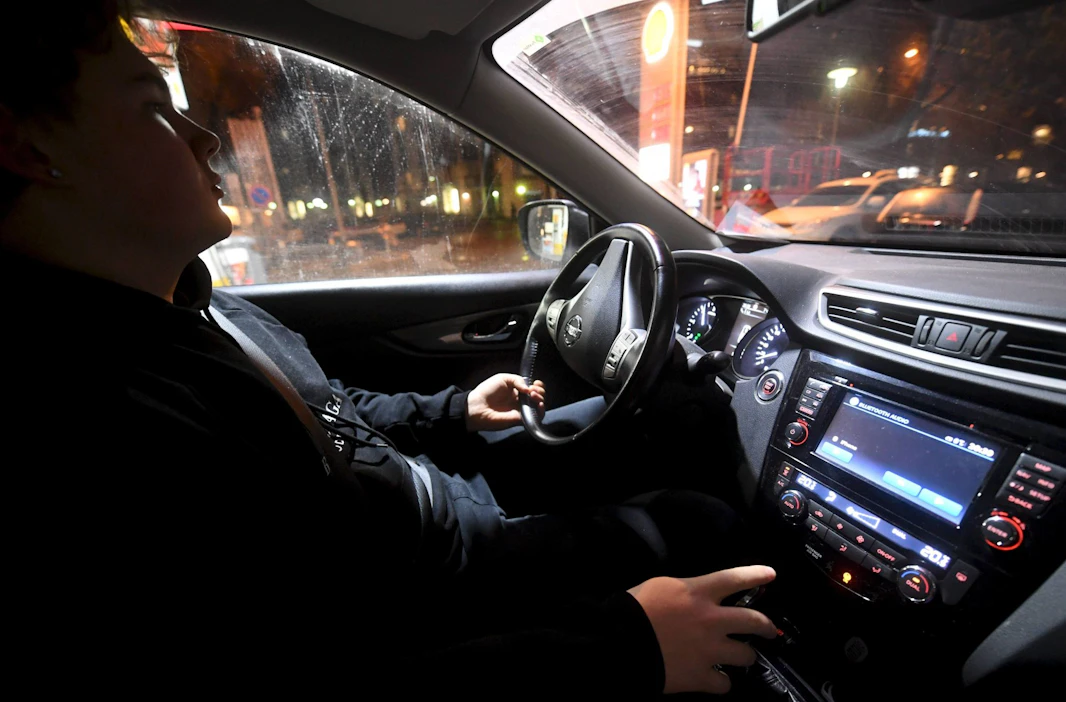 Hallituksen esityksen mukaan jokainen 17-vuotias voisi saada B-luokan ajokortin vanhempiensa suostumuksella. Nykyään 17-vuotiaat voivat saada henkilöautokortin poikkeusluvalla. LEHTIKUVA / Jussi Nukari.