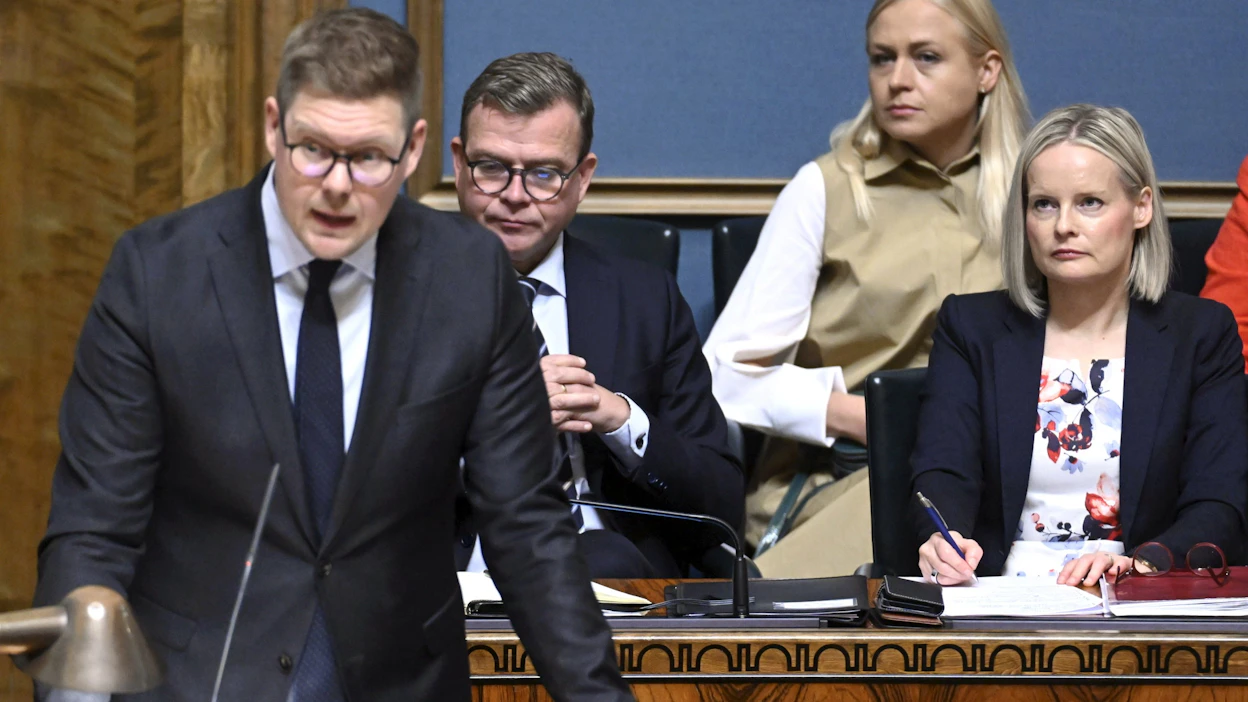 Kyseessä on SDP:n paras tulos HS:n mittauksessa kahdeksaan vuoteen. Kuvassa SDP:n puheenjohtaja Antti Lindtman (edessä), pääministeri Petteri Orpo (kok.) ja valtiovarainministeri Riikka Purra (ps.) eduskunnan täysistunnossa viime lokakuussa. LEHTIKUVA / Heikki Saukkomaa.