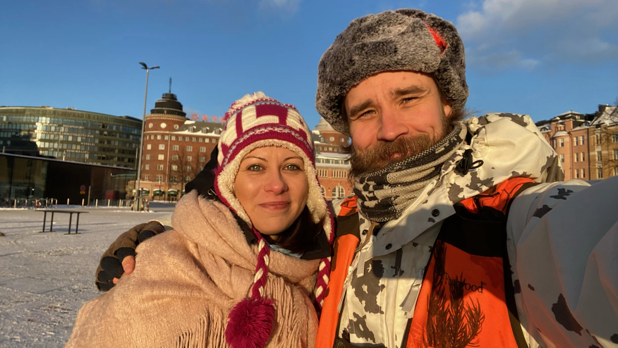 Aleksi Lumme kaappasi Hakaniemessä kainaloonsa Veikko ja Lahja Hurstin Laupeudentyötä nykyisin johtavan Sini Hurstin.