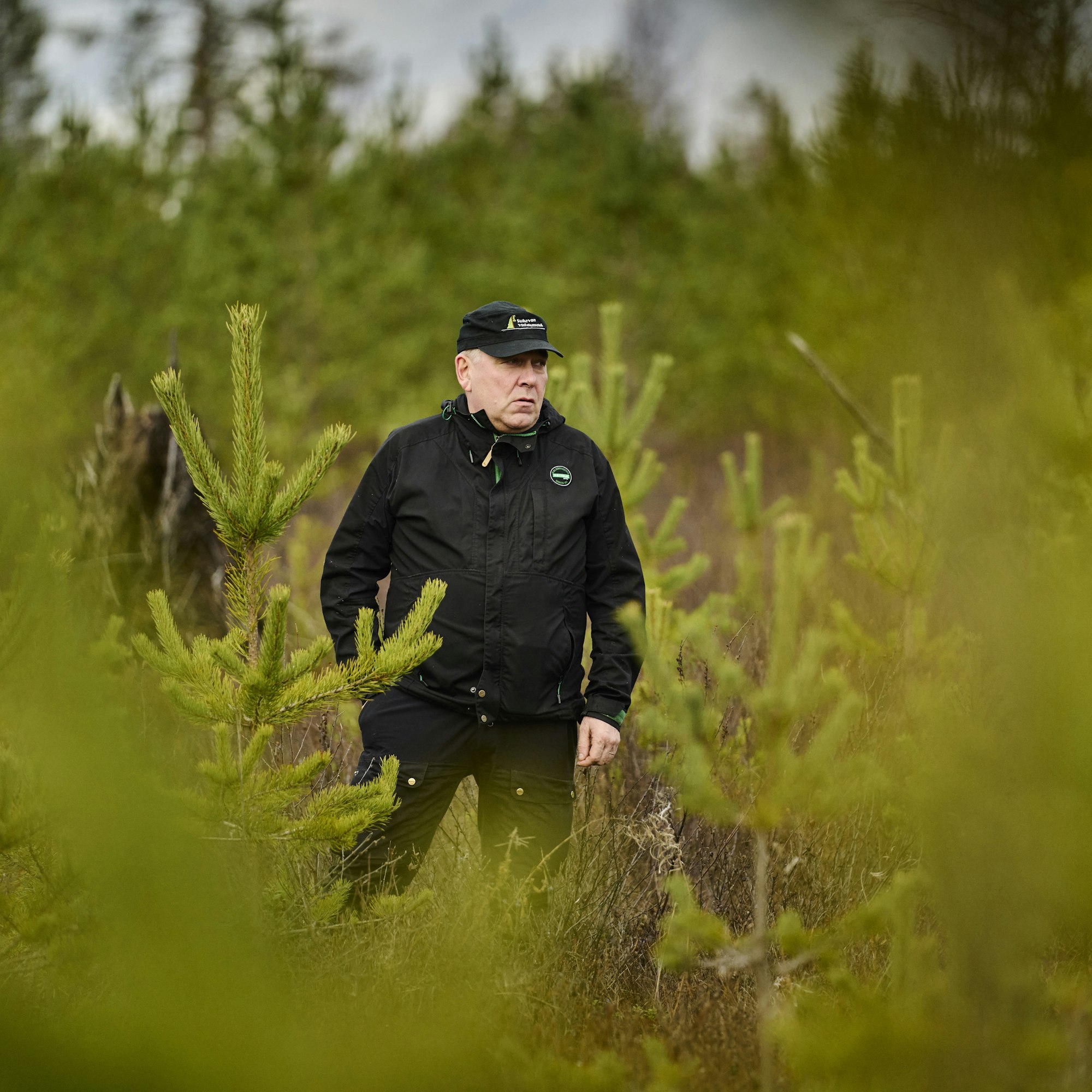 Sukevan yhteismetsän metsistä iso osa kasvaa turvemailla. Hoitokunnan puheenjohtaja Ari Sirviö halusi selvittää, miten aikanaan ojitetut suometsät saisi kasvamaan aiempaa paremmin.