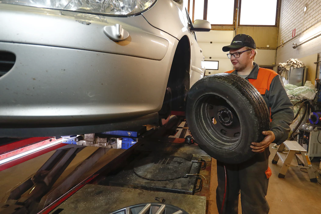 Talvirenkaiden vaihto on nyt kiivaimmillaan. Kuvassa Kai-Kristian Kangasmaa vaihtaa autoon renkaita Seinäjoen Vianorissa.