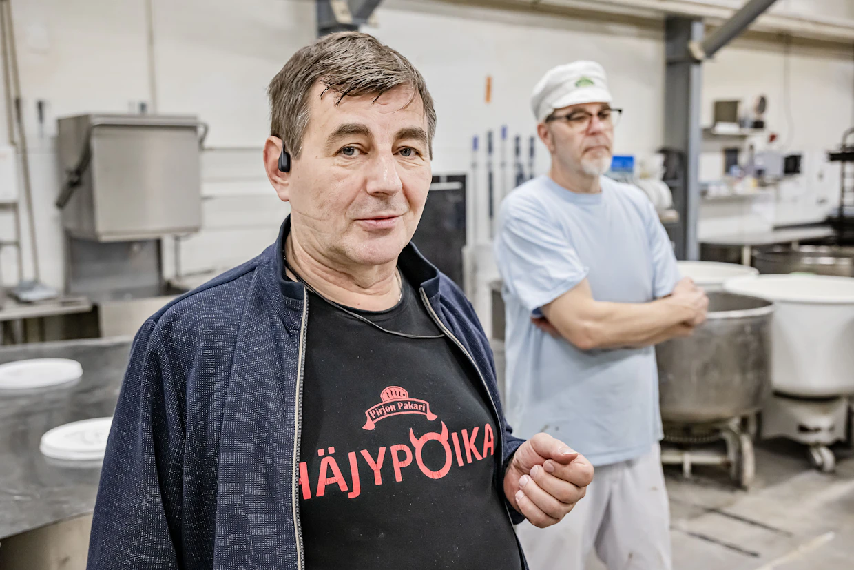 ”Tulen hyvin toimeen ihmisten kanssa”, Hannu Malmivaara sanoo. Takana kondiittori Veli Hakala.