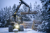 Moottorit vaativat pakkaskelillä riittävän pitkän esilämmityksen, vaikka moottoriöljyt ovat talveen sopivia. Myös akku voi tehdä tenän, sillä kylmällä ilmalla akun teho alenee.