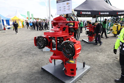 Yli 50 vuotta toiminut Waratah valmistaa ja markkinoi oman merkkinsä alla punaisia harvesteripäitä. Myös John Deere Forestry valmistuttaa koneisiinsa asennettavat harvesteripäät Waratah:lla, silloin ne ovat keltaiseksi maalattuja. 