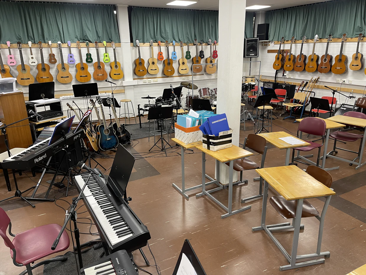 Jukka Palosen musiikinopetus perustuu siihen, että oppilaat soittavat ja laulavat itse. Soittimia on hankittu konserttien lipputuloilla.