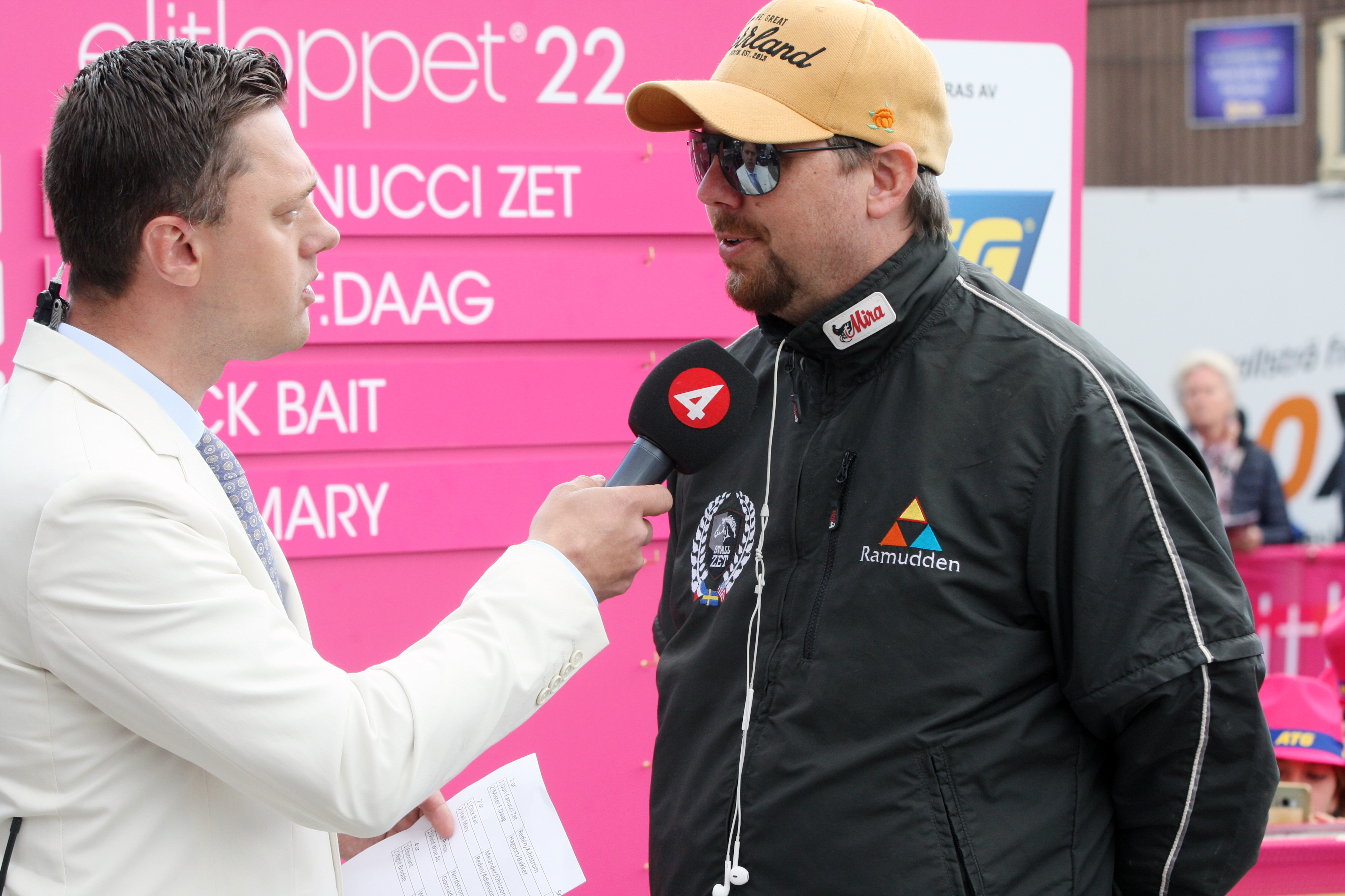 Daniel Redén on valmentanut useita Per Skoglundin ja Paula Ahlströmin omistamia hevosia. Kuvassa Per Skoglund haastattelee Redéniä vuoden 2022 Elitloppetissa.