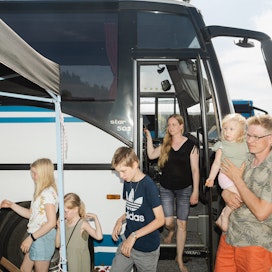 Oulaistelaisen Jaakko ja Anni Tornbergin perhe tuli Suviseuroihin bussilla torstaina. Viime syksynä maitotilan aloittanut Jaakko Tornberg sai lomittajan helposti Suviseurojen ajaksi. 