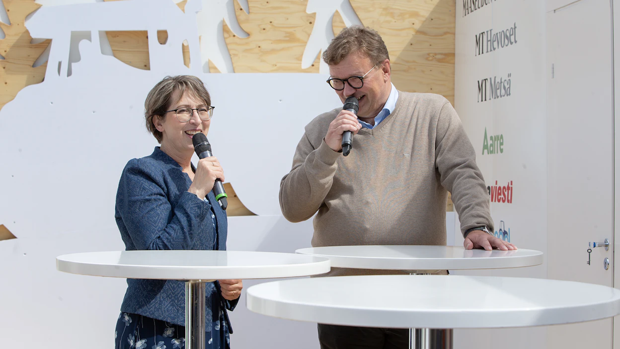 Maa- ja metsätalousministeri Sari Essayah (kd.) on MT:n Jouni Kemppaisen haastattelussa Okrassa. Kuva on vuoden 2023 Okrasta.