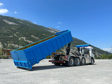 Hiab on tuonut markkinoille 28-tonnin nostokyvyn Ultima 28Z -koukkulavalaitteiston. Sen etuna on mm. alhainen lastauskulma.