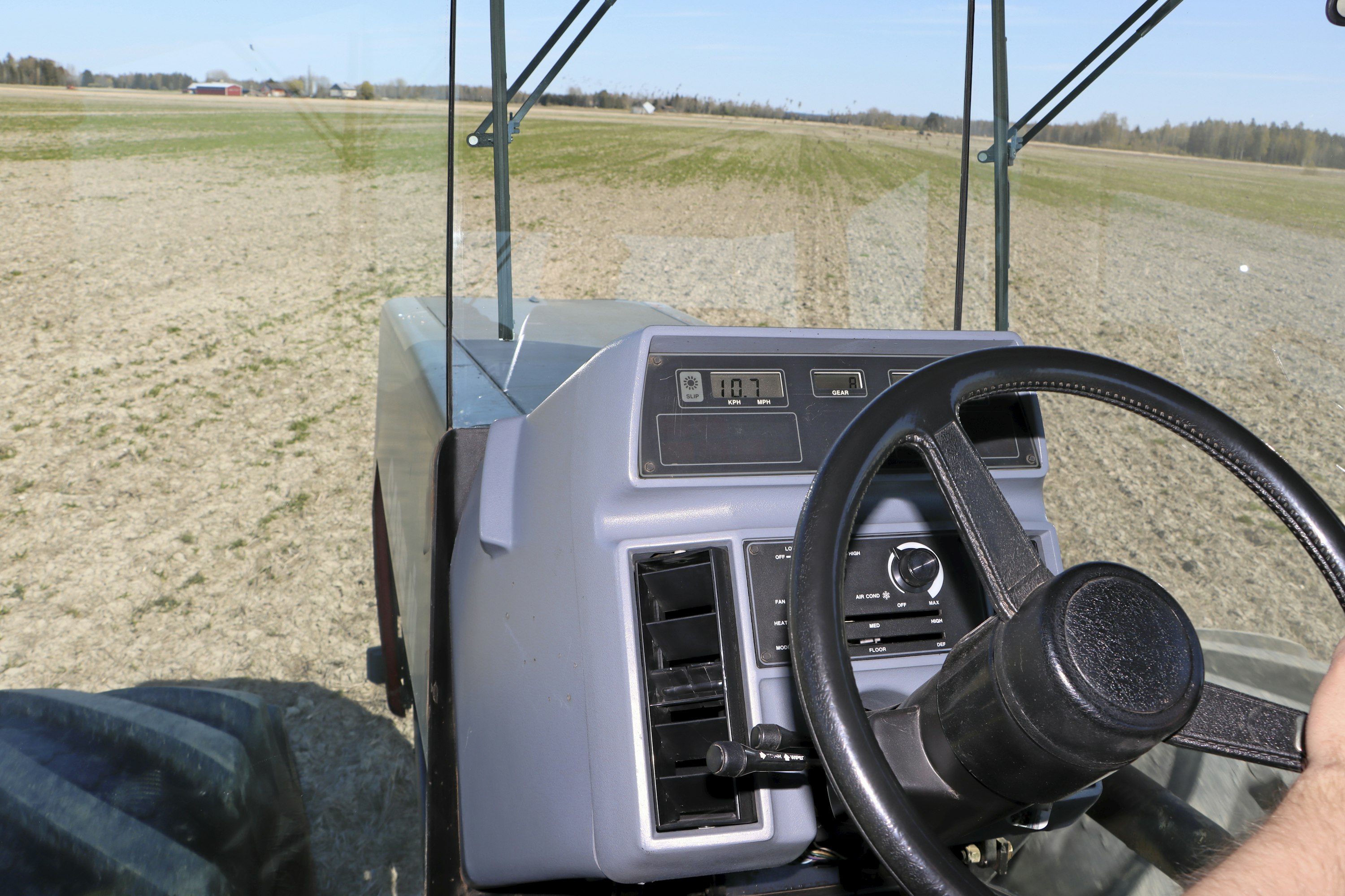 Etulasi on koottu kolmesta osasta. Reunimmaiset lasit on asennettu vinosti etulasiin nähden, mikä parantaa etunäkyvyyttä merkittävästi. Lasien ohuet saumat eivät käytännössä haittaa. Pyyhkimiä on edessä kolme. Suorista pinnoista koottu etulasi on helpompi korjata kuin uusien mallien kaareva tuulilasi.