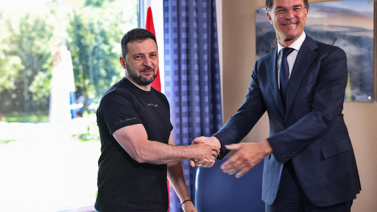 Ukrainan presidentti Volodymyr Zelenskyi (vas.) ja Hollannin pääministeri Mark Rutte kättelivät Eindhovenissa. LEHTIKUVA/AFP.