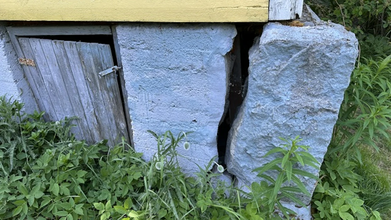 Tästä lähdettiin liikkeelle. Kivipaasi piti vetää paikoilleen, ja perustus sen alla saatava pitäväksi.