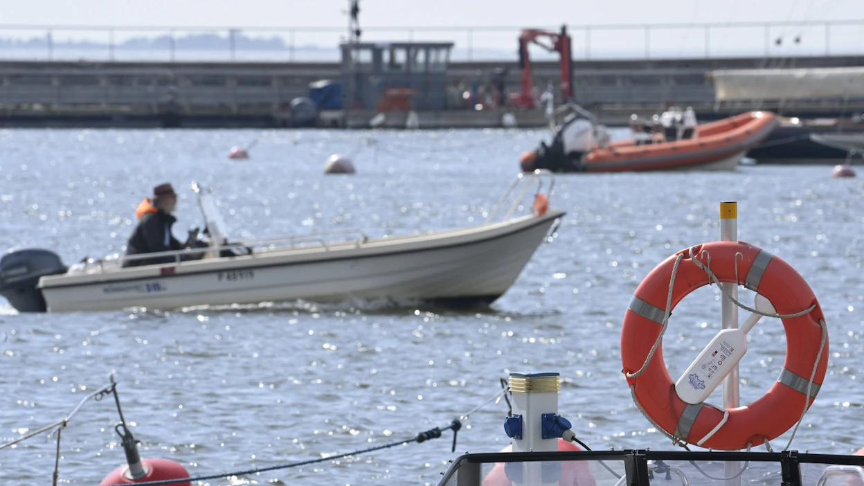 Meripelastusseuran turvallisuus- ja valmiuspäällikkö Marko Stenberg neuvoo, että veneilijöiden kannattaa varata noin 30 prosenttia enemmän polttoainetta kuin arvioi matkalle tarvitsevansa. Arkistokuva. LEHTIKUVA / Heikki Saukkomaa.