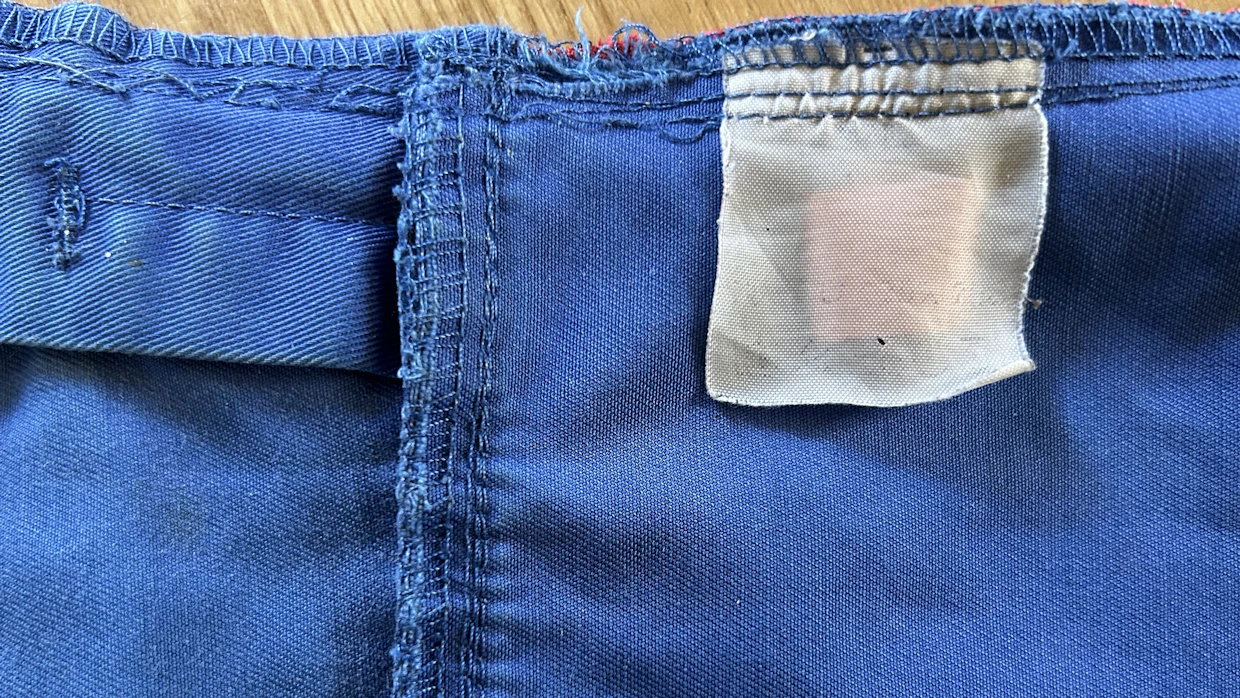 Tämä haalari on pesty niin monta kertaa, että pesulapun tekstit ovat kuluneet kokonaan pois.