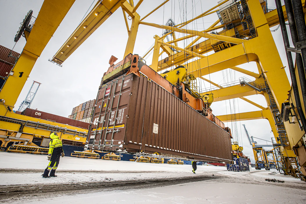 "Satamien häiriöt ovat myrkkyä pienelle ja vientivetoisella kansantaloudelle kuten Suomi”, Metsäteollisuus ry:n johtaja <strong id="strong-3d367774257ad5473ef055f8176b1708">Jukka Sarhimaa</strong> toteaa.