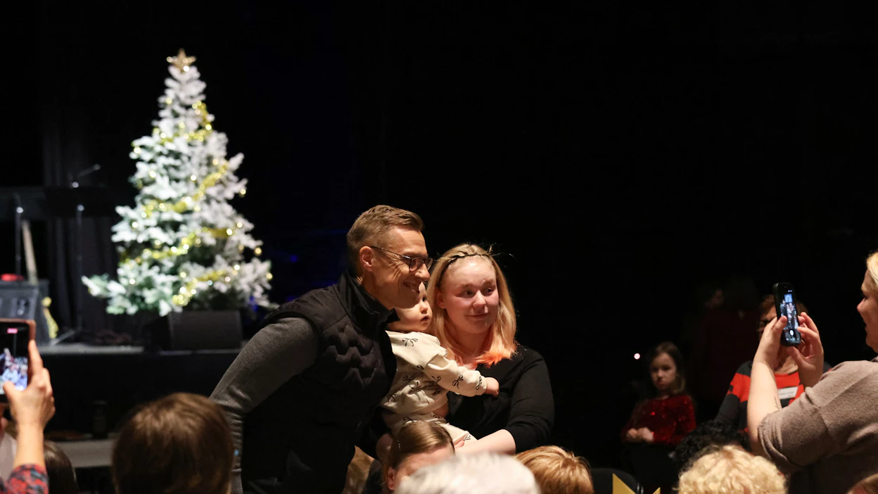 Presidentti Alexander Stubb tapasi Turussa vähävaraisten joulujuhlan järjestäneitä vapaaehtoisia ja juhlavieraita. LAURA UKKONEN / LEHTIKUVA / STR.