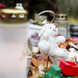 Muistolehdot ovat levinneet myös maaseudulle, mikä edesauttaa hautapaikkojen riittämistä. Lasten muistolehtoa koristivat kynttilät ja lelut viime syyskuussa Honkanummen hautausmaalla Vantaalla.