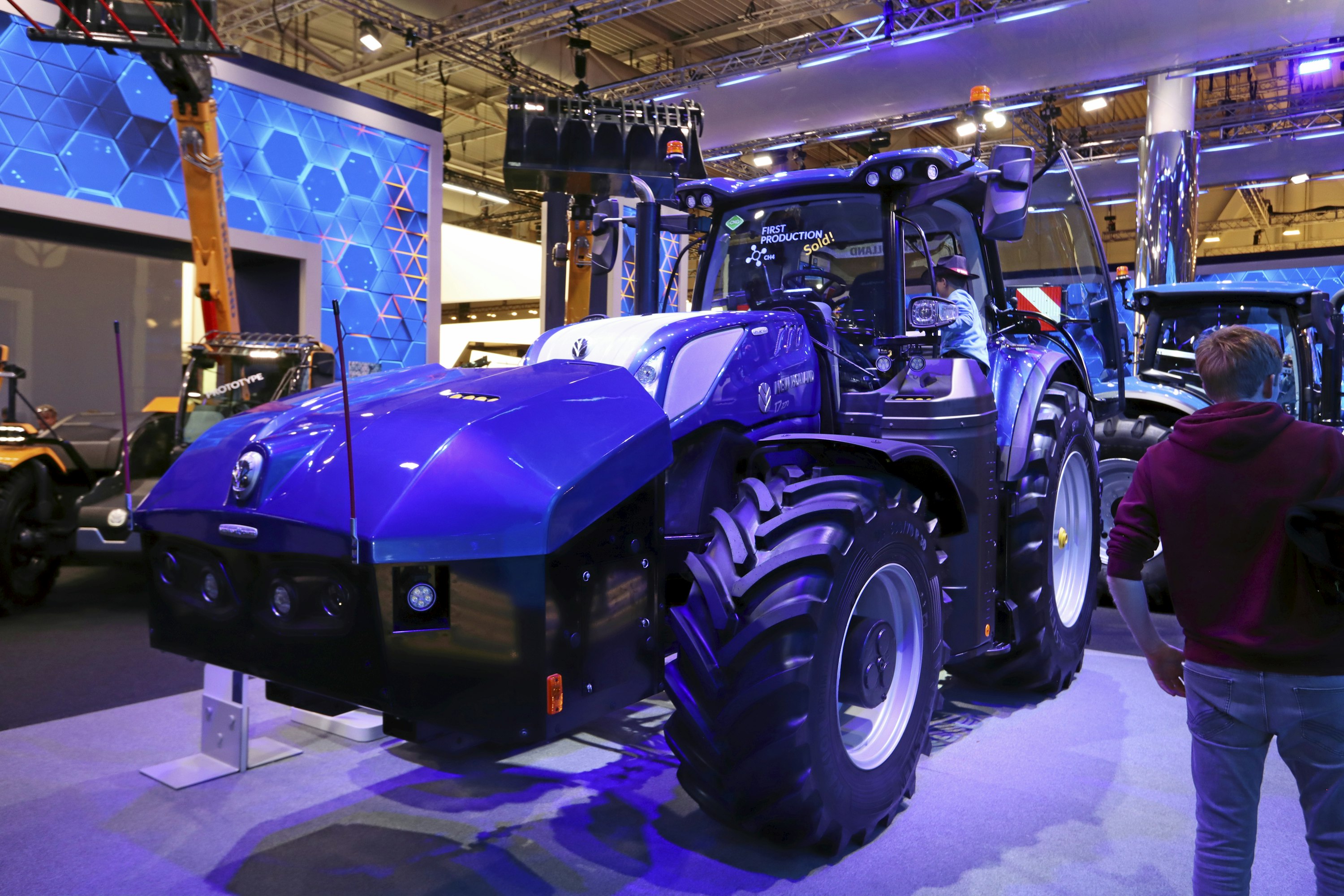 New Holland laajentaa kaasutraktoritarjontaansa T7.270 Methane Power CNG -mallilla (Compressed Natural Gas), jossa on 657 litran säiliöt. Työaika voidaan pidentää kuljetusajossa jopa 11 ( muokkaustyöt n. 6 h) tuntiin kiinnittämällä etunostolaitteisiin 480 l lisätankki. Kaasun tankkaus onnistuu 280 baarin paineella yhtä nopeasti kuin dieseltraktoreilla.