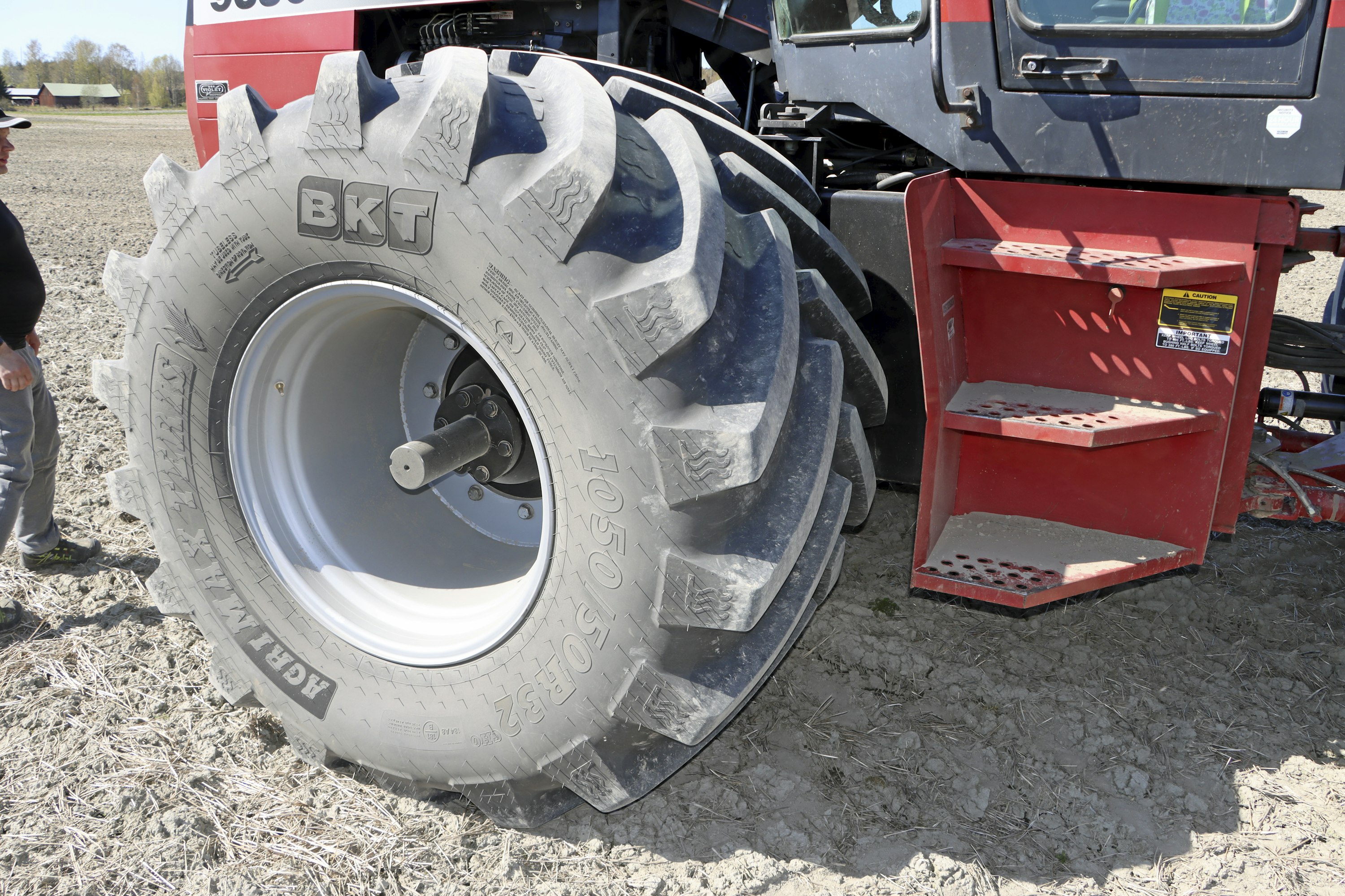 Steigeriin asennettiin 18,4R38-vakiorenkaiden tilalle BKT Agrimax Teris 1050/50R32 -renkaat, jotka vakiorenkaisiin verrattuna kasvattivat halkaisijaa kymmenellä sentillä ja kaksinkertaistivat leveyden. Renkaissa käytetään 0,6 barin painetta. Alkuperäiset liukuakselit näkyvät vanteen keskellä.