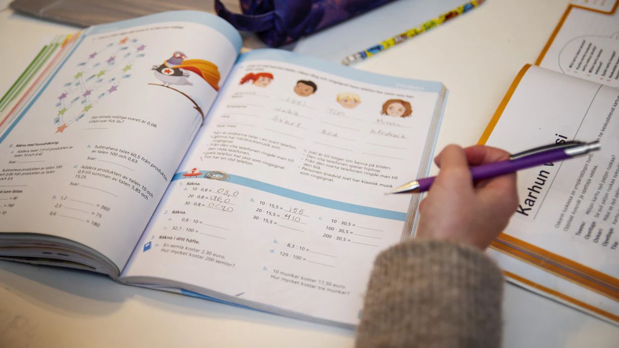 Kännykkäkiellon ansiosta matematiikan tunneilla pitäisi nyt keskittyä työskentelemään kynän ja paperin kanssa. Kuvituskuva.