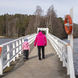 Kirjoittaja patistaa suomalaisia hoitamaan kuntoaan esimerkiksi kävellen.