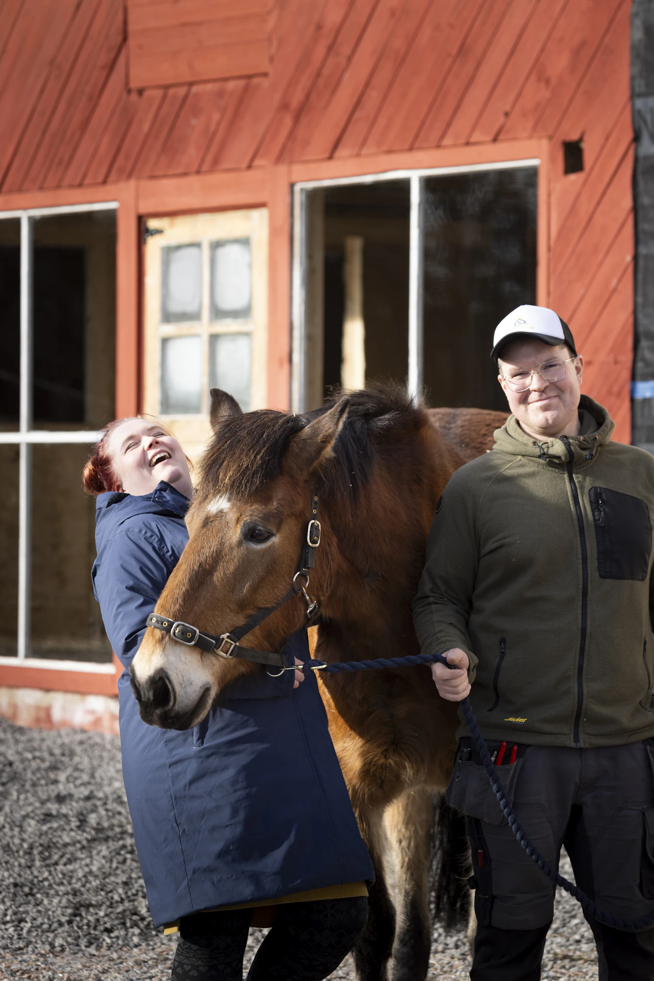 Hanna Keto on työskennellyt ennen lapsia sairaanhoitajana, nykyään hän on talous- ja hallintokoordinaattori. Ville Keto on yrittäjä. Kuvassa silityksistä pitävä Helmi.